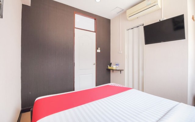 OYO 537 Na Banglampoo Hotel