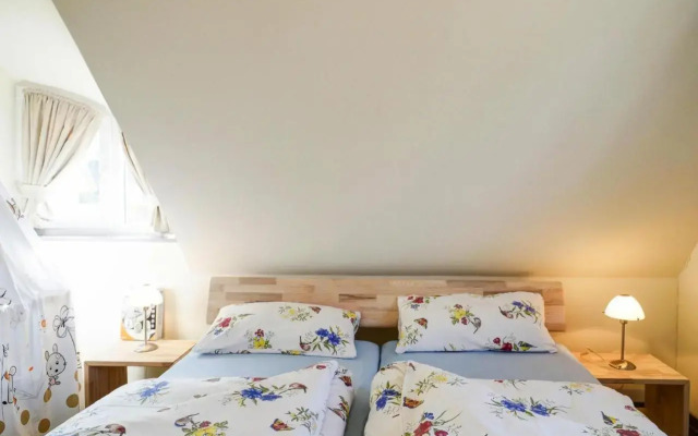 Holiday House Nightingale, Glowe