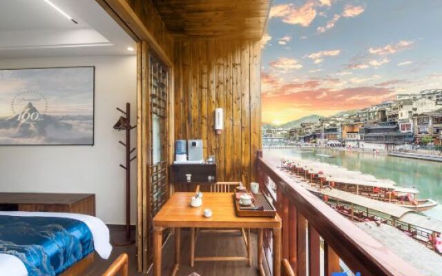 Phoenix Yinyue River View Homestay (Phoenix Ancient City Branch)