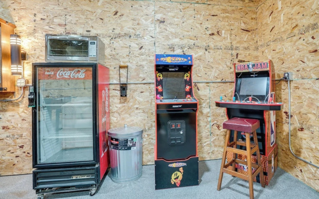Sporty Blaine Home w/ Games ~ 2 Mi to Super Rink!