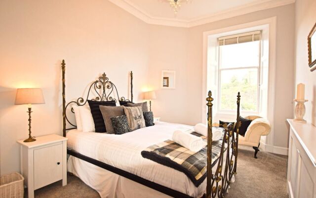 Jeffrey Street Apartment: Heart of the Old Town