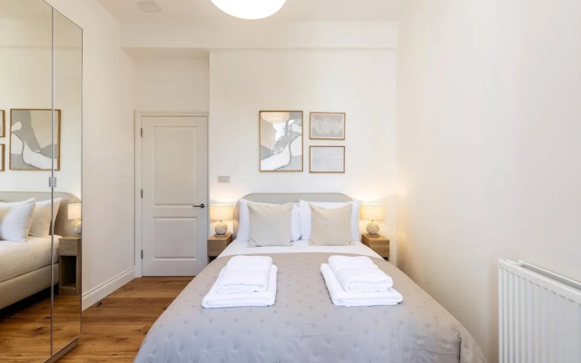 Bright & Elegant Chelsea Getaway: Private Balcony!