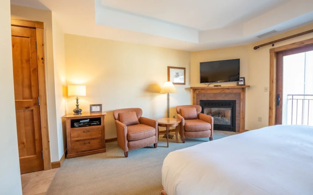 Comfortable Studio Efficiency Unit With Balcony Over Mountaineer Square Condo - No Cleaning Fee! by RedAwning