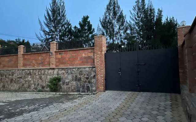 The Mugabi's Spacious Private Room