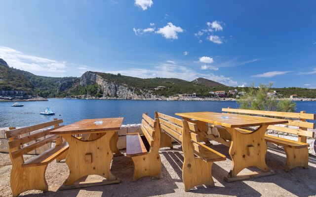 Room Ana - 5 m from beach: R11-24 Cove Pokrivenik, Island Hvar