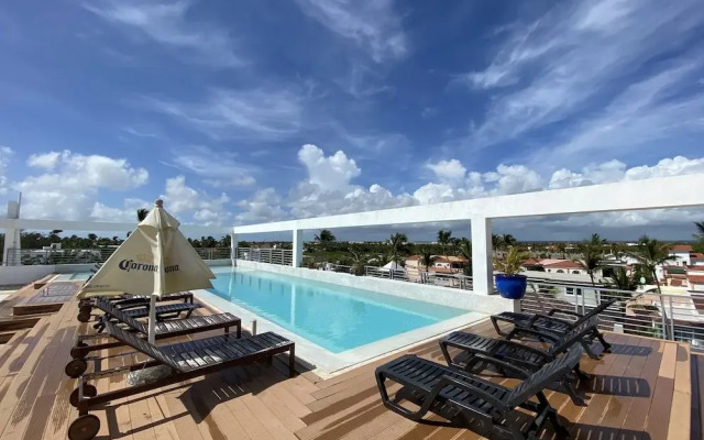 Aventura Deluxe Suites Rooftop Pool
