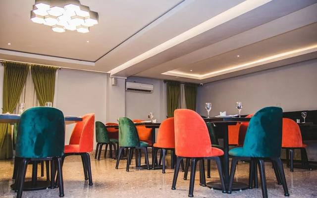 C to C Luxury Hotel and Suites