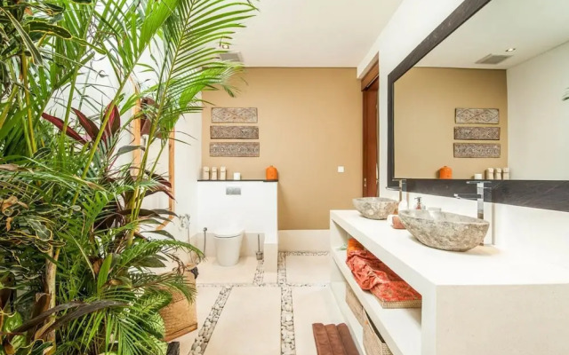 Villa 15 Stunning 6 BR Villa 400m to Beach