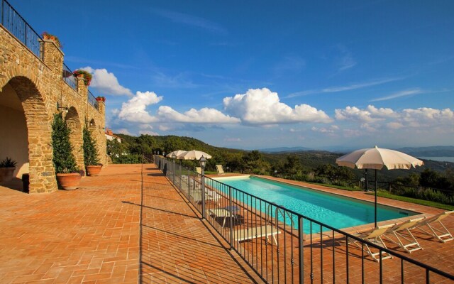 Lovely Villa in Tuoro sul Trasimeno with Pool