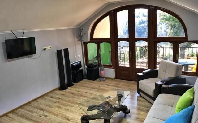 Apartment Green House