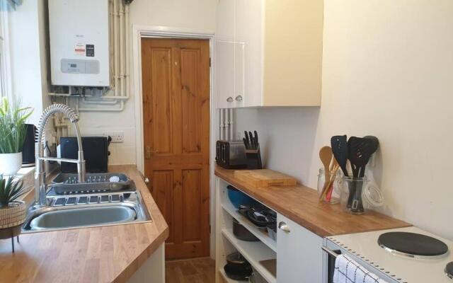 Cosy 2 Bedroom City House with 2 Bathrooms