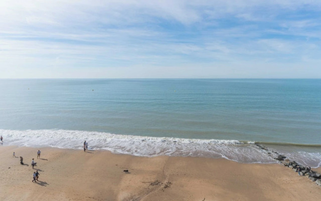 The Benervilloise Villa With its Feet in the Water