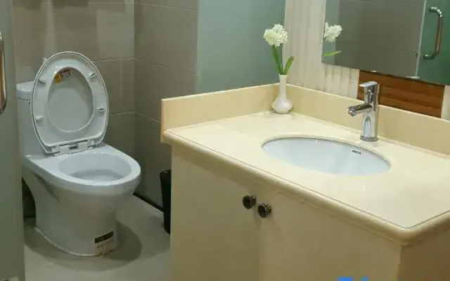 Boyue Zhenpin Hotel (Linhai Lucheng Road)