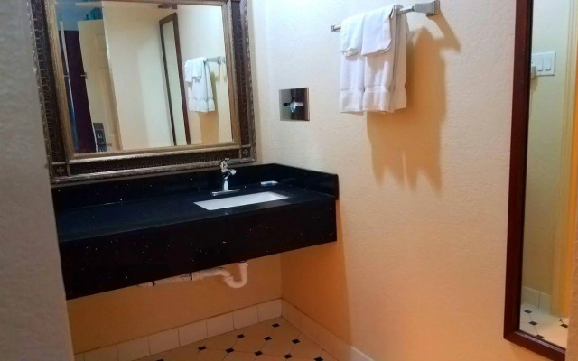 Red Roof Inn & Suites Houston - Hobby Airport