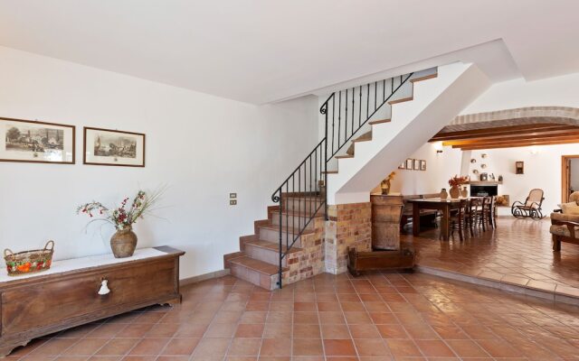 Delightful Villa in Varano with Fireplace