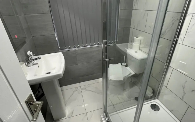 Spacious 4 Bed Home - Sleeps 7, Garden & Parking