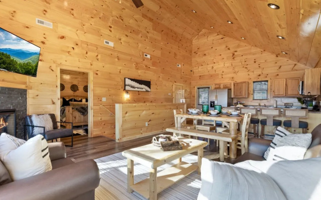 Parkway Paradise w Private Hot Tub