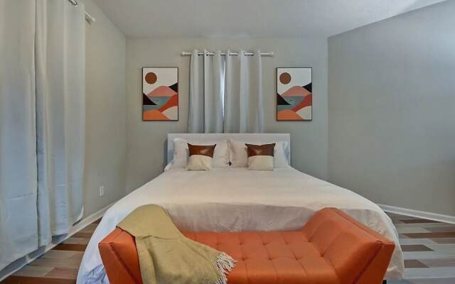 Spacious 6BR/3BA House w/ Parking! Sleeps 20!
