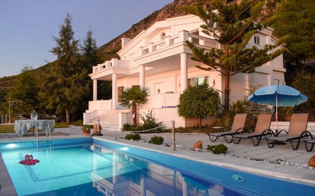 Luxurious villa with pool near the beach