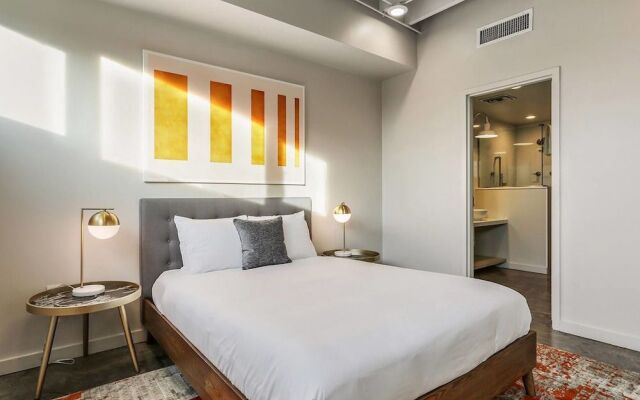 Penthouse 2br/2ba in Warehouse Dist. by Domio