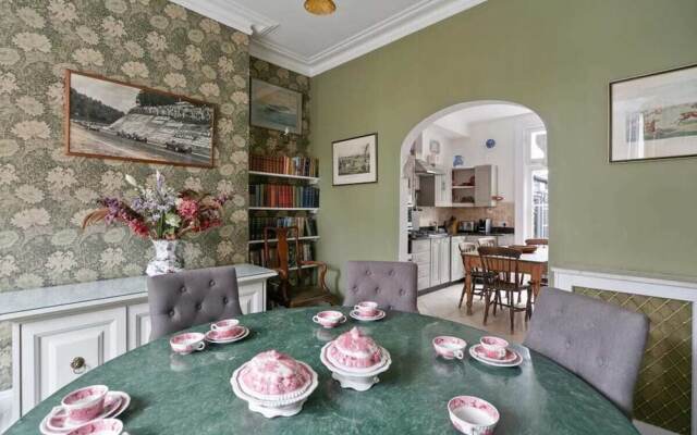 Special Offer- 5 bed Victorian in Zone2