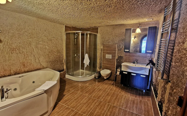 Falcon Cave Suites