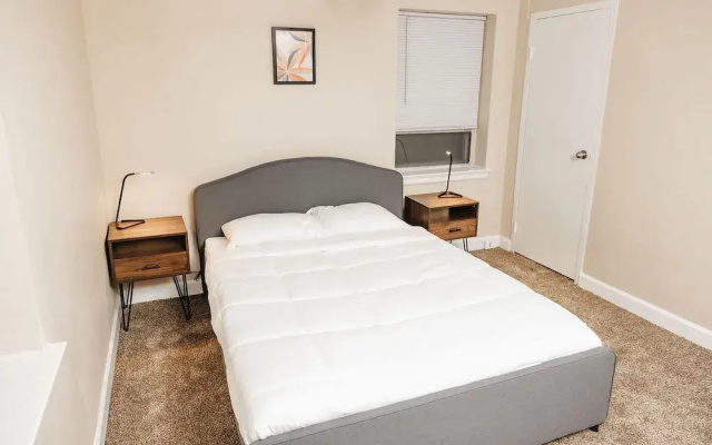 Convenient Apt W/shopping, Dining & Freeways