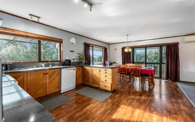 Courtside Quarters - Waihi Beach Holiday Home – Guest Rooms – Waihi Beach
