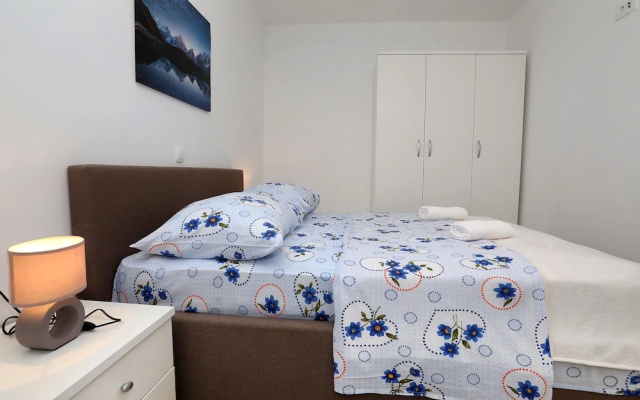 Beautiful 2-bed Apartment in Okrug Gornji