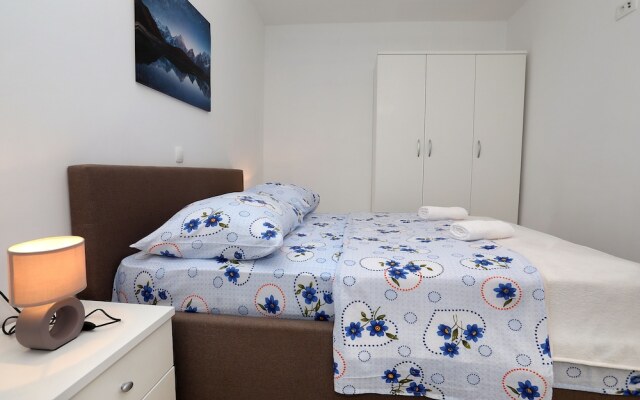 Beautiful 2-bed Apartment in Okrug Gornji