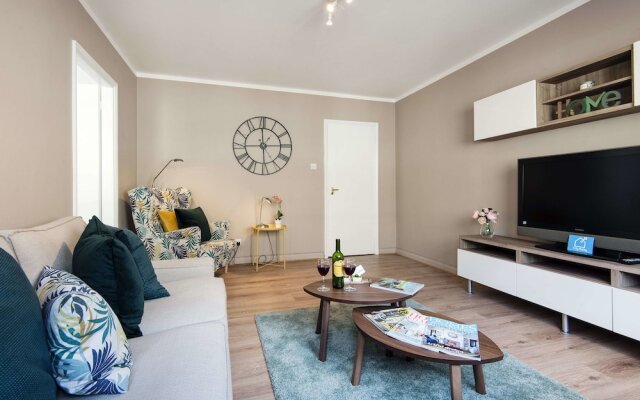 Bright Elm Park Gardens Apartment - DST