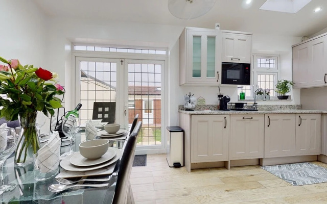 Charming 5-bed House in Romford