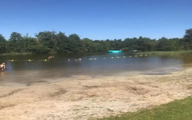 Tranquil Lakeside Stay for 4 Guests