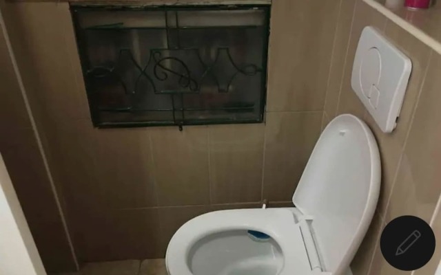 Room in Guest Room - Large Private Room D in Brucelles