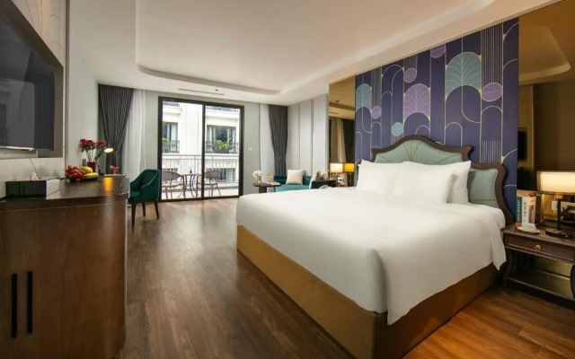 May De Ville Lakeside Hotel