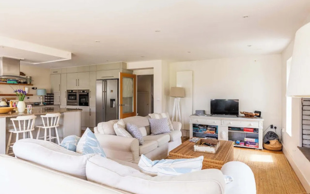 Light-filled Family-friendly Beach House