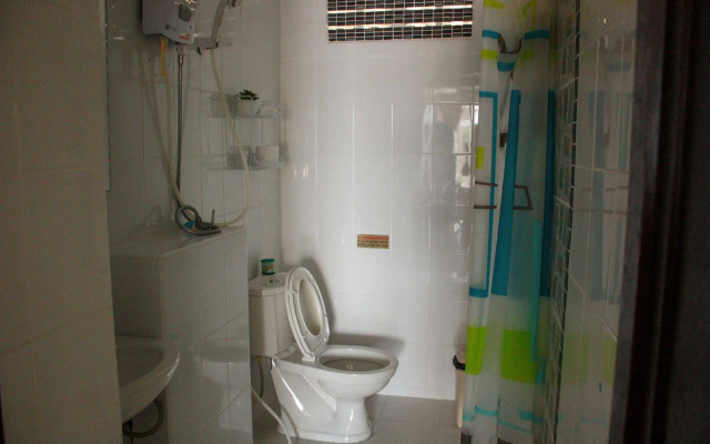 七岩巴黎式旅馆(Cha am Paris Style Guest House)