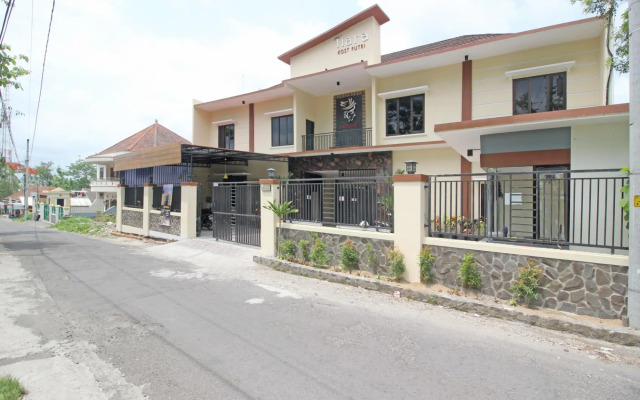 RedDoorz near UII Jakal