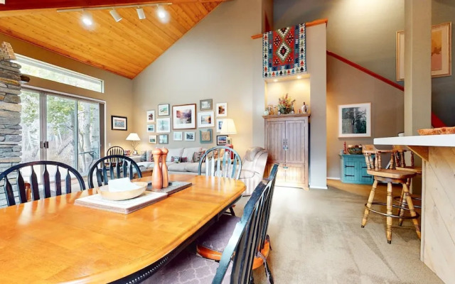 Snowcreek Iv #545 3 Bedroom Condo