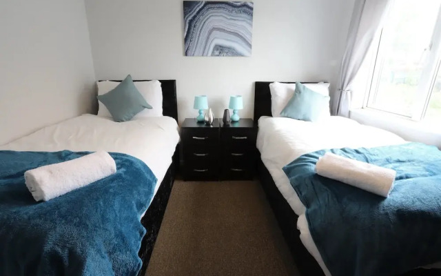 EasyTravel NEC Airport 3 Beds House