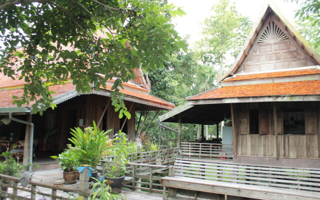 Thai Teak House Garden Homestay