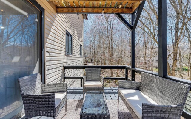 Lake & Pool Access: Poconos Retreat in Tobyhanna!