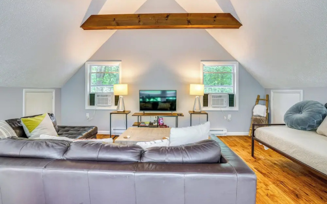 15 Mi to Ski Resort: Home w/ Fire Pit in Tobyhanna