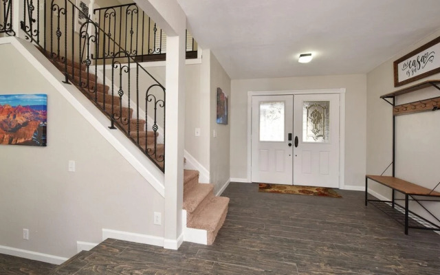 Spacious Updated 2 Masters POOL