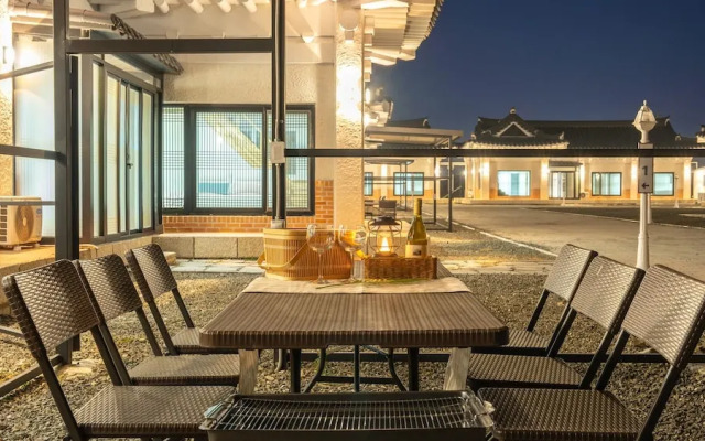 Gyeongju Poseokjeong Hanok Pool Villa