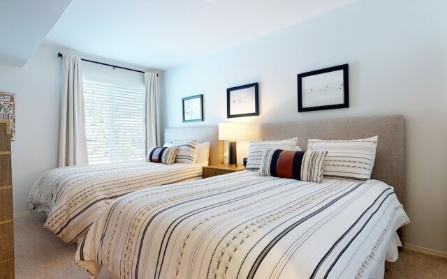 Silver Bear 21 Updated, Light and Bright, Walk to Canyon Lodge and Gondola by RedAwning