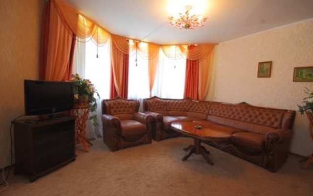 Mikos, Otel'
