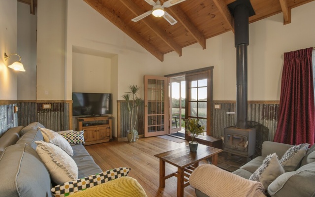 StayAU Sunset Cottage 2BR Farm Retreat – Guest Rooms – Melbourne