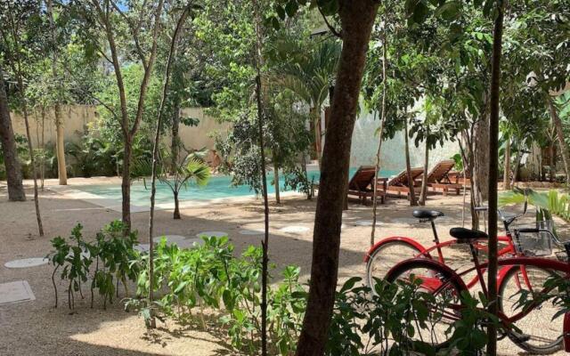 Chic-Modern Apt w/Pool, Garden, Parking & 3 Bikes