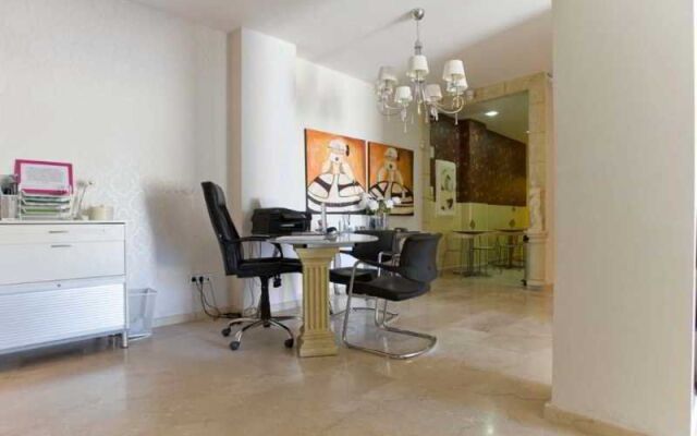 Hospederia Almundo by Alexandra Realty